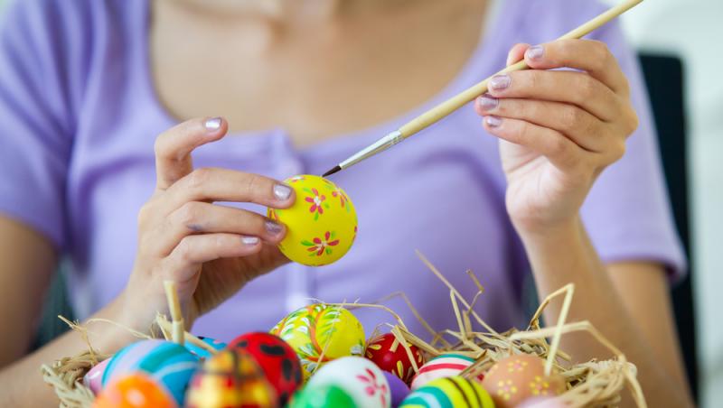 Metode inedite de a vopsi ouăle pentru sărbătorile Pascale. Se poate implica întreaga familie