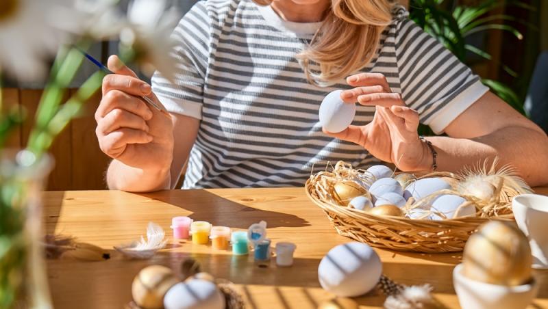 Metode inedite de a vopsi ouăle pentru sărbătorile Pascale. Se poate implica întreaga familie