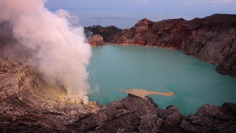O femeie și-a pierdut viața după ce a căzut într-un vulcan. Cum a ajuns în situația respectivă