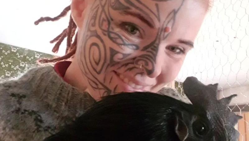 Femeia care și-a tatuat fața pentru a scăpa de o traumă din copilărie. Prin ce a trecut și cum arăta înainte