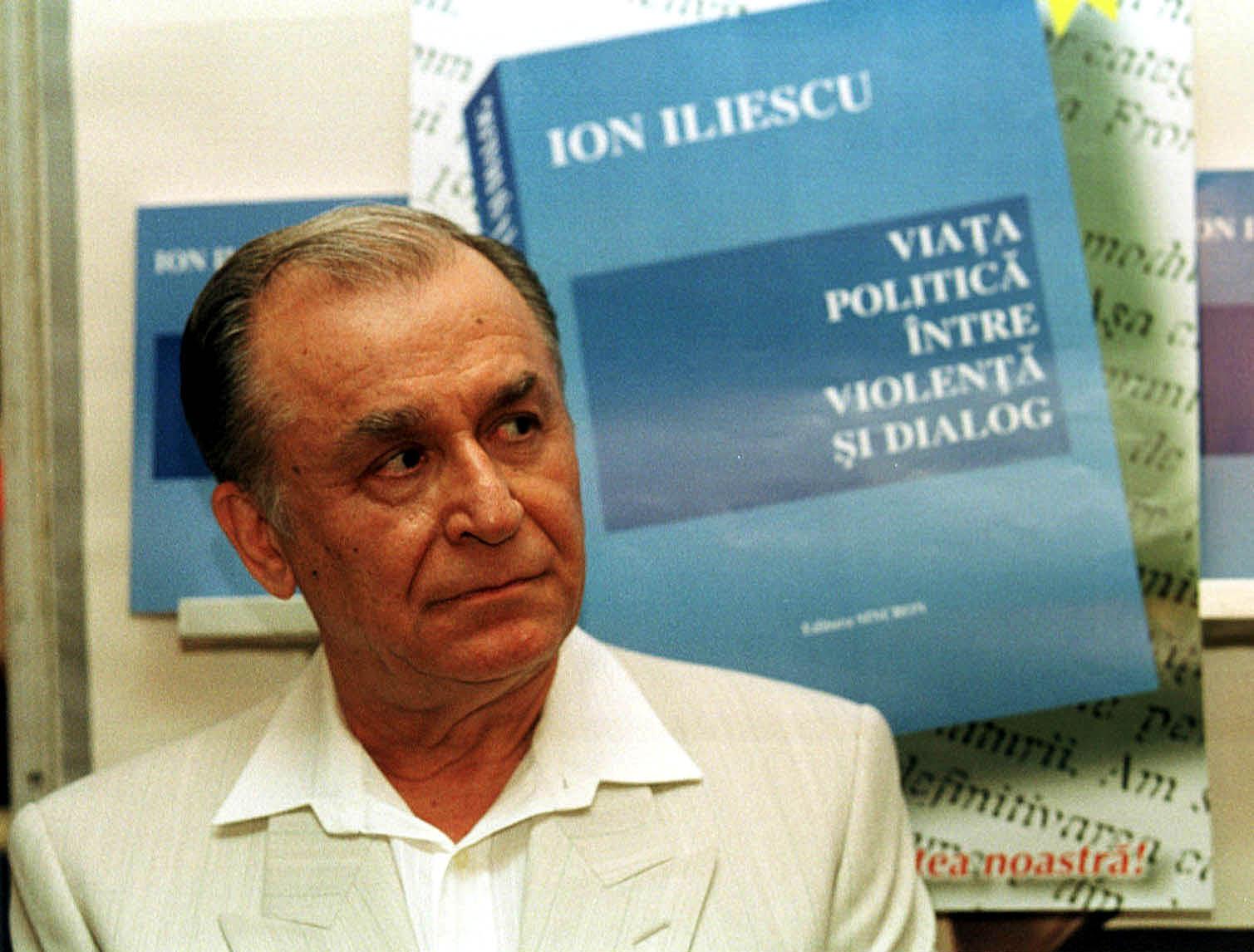 Primele imagini din fața casei lui Ion Iliescu. Procurorii au mers să îl anunțe că este pus sub acuzare în dosarul Mineriadei