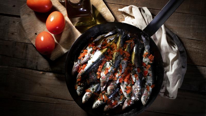 Rețetă simplă de pește cu roșii și usturoi la cuptor. Un preparat delicios pentru masa de Florii
