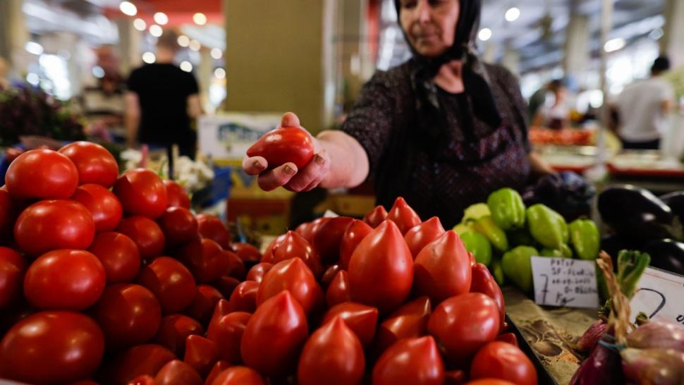 Bătrânică care vinde roșii la piață