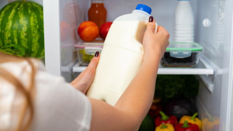 Evită această zonă din frigider dacă vrei să depozitezi laptele corect. Unde se pune de fapt alimentul