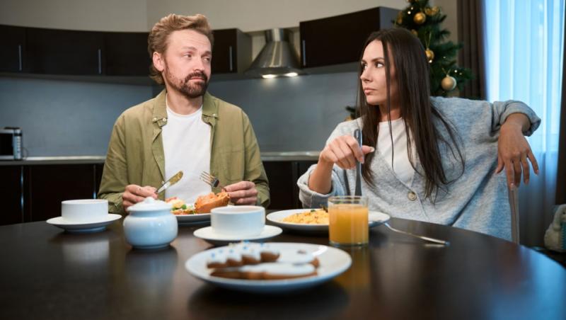 Părinții unei tinere îl invită pe fostul ei la cină, deși au divorțat acum 10 ani.