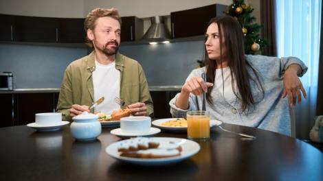 Părinții unei tinere îl invită pe fostul ei la cină, deși au divorțat acum 10 ani. De ce fac asta, chiar dacă ea nu îl mai suportă