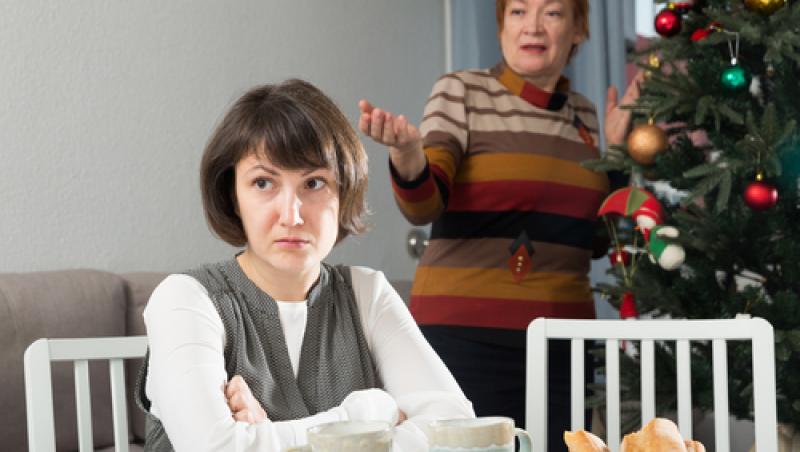 Părinții unei tinere îl invită pe fostul ei la cină, deși au divorțat acum 10 ani. De ce fac asta, chiar dacă ea nu îl mai suportă