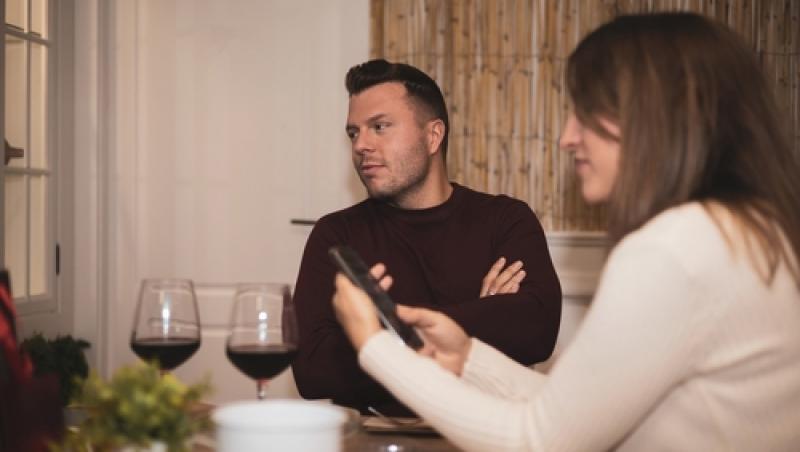 Părinții unei tinere îl invită pe fostul ei la cină, deși au divorțat acum 10 ani. De ce fac asta, chiar dacă ea nu îl mai suportă