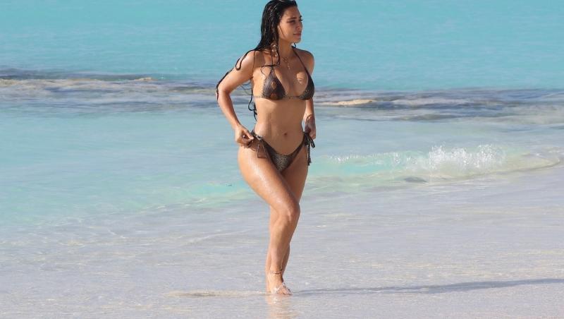Kim Kardashian, fotografiile sexy de la plajă care au încins internetul. Cum arată în realitate vedeta