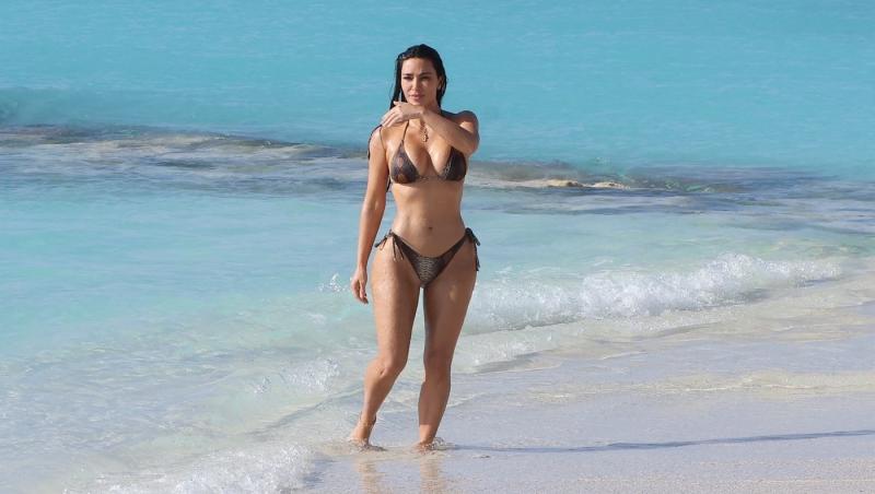 Kim Kardashian, fotografiile sexy de la plajă care au încins internetul. Cum arată în realitate vedeta