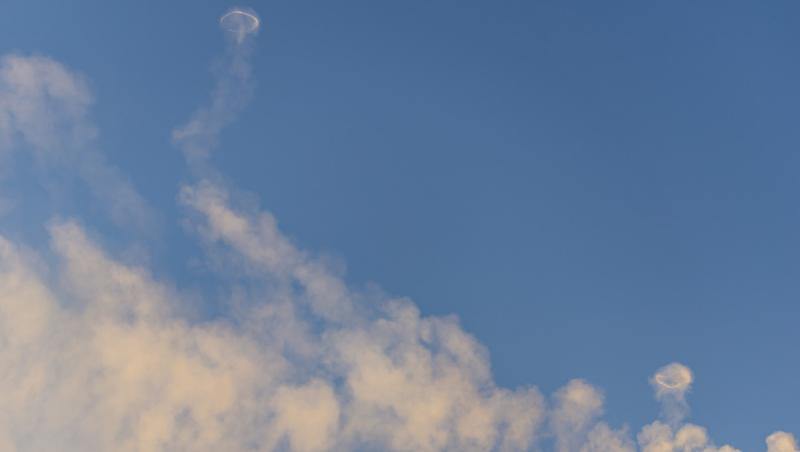 Fenomenul bizar care a apărut pe cerul senin sub forma unor „inele de fum”. Ce se vede, de fapt, în imagini