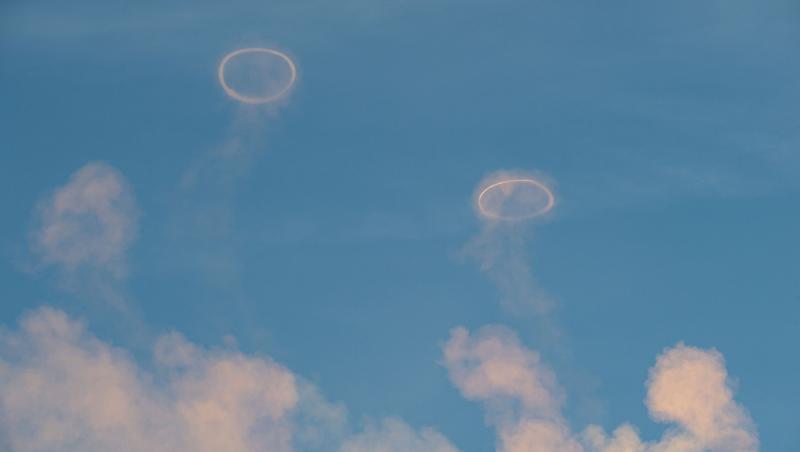 Fenomenul bizar care a apărut pe cerul senin sub forma unor „inele de fum”. Ce se vede, de fapt, în imagini