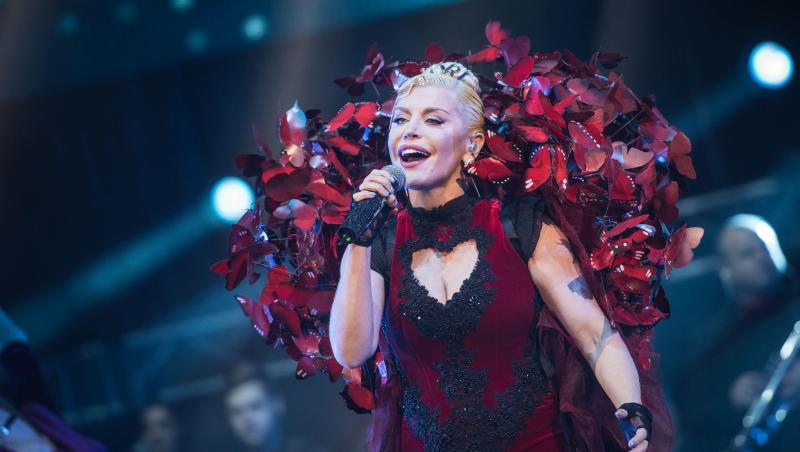 Loredana, apariție excentrică la un concert din Mamaia. A cântat suspendată deasupra fanilor | VIDEO