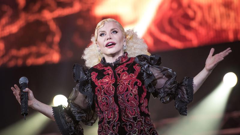 Loredana, apariție excentrică la un concert din Mamaia. A cântat suspendată deasupra fanilor | VIDEO