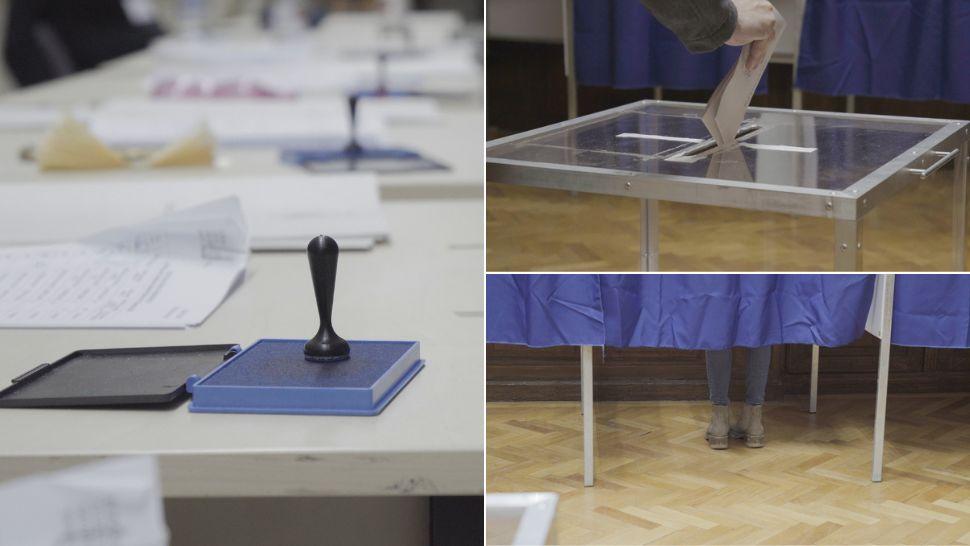 colaj ștampilă de vot pe o masă lângă liste, mână care introduce buletinul de vot în urnă, picioare care se văd din cabina de votare