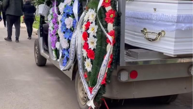 Imaginile dureroase de la înmormântarea lui Naomy. Cântăreața transgender a fost adusă în țară la o lună după deces