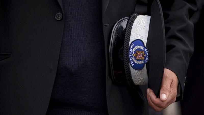 Imagine cu pălăria unui polițist local.