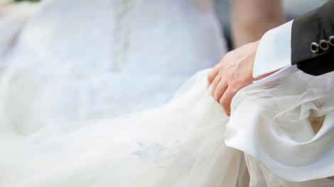 Un tânăr a aflat la 12 zile de la nuntă că soția lui era de fapt bărbat. Ce plan ascuns avea escrocul