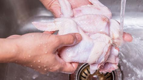 Se spală sau nu carnea de pui înainte de a fi gătită? Specialiștii răspund la întrebarea care stă pe buzele tuturor gospodinelor