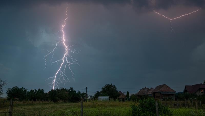 Alertă ANM! Cod galben de ploi torențiale și descărcări electrice în România. Ce zone sunt afectate de vremea rea