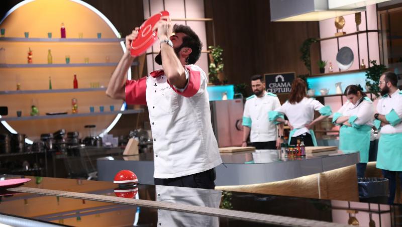 Chef Richard Abou Zaki și tunicile roz au câștigat battle-ul de ieri la Chefi la cuțite. Doi concurenți au părăsit show-ul culinar