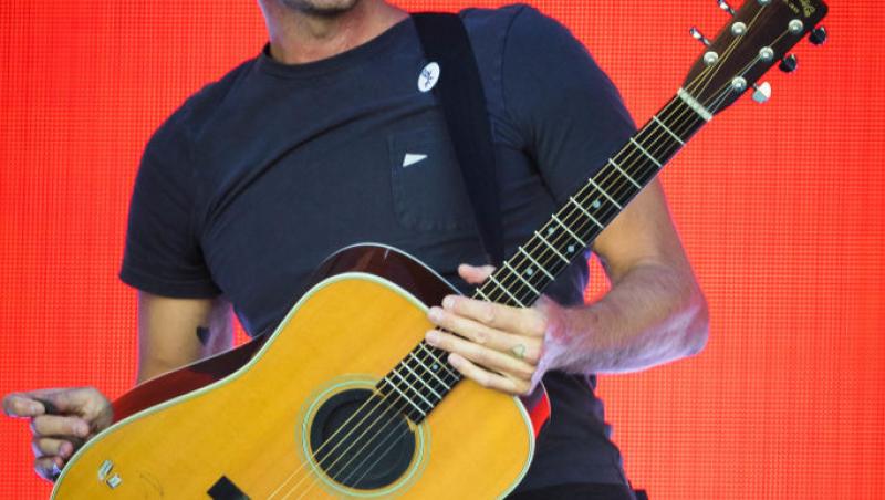 Gestul lui Chris Martin după ce invitatul lui, Babasha, a fost huiduit la concertul din 12 iunie. Artistul a ținut un discurs