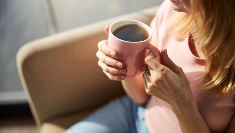 Îți apare acest semn pe limbă? Este o alertă că trebuie să renunți la cafea. Ce înseamnă, de fapt