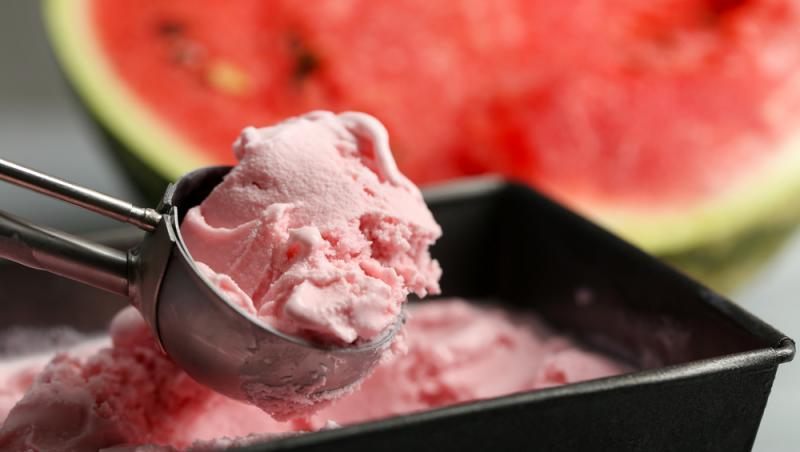 Rețetă de înghețată de pepene sănătoasă și delicioasă. Este perfectă pentru o zi toridă de vară