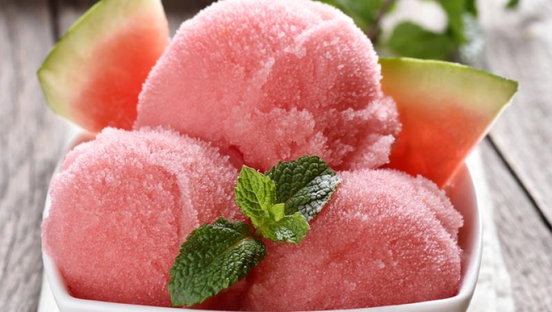 Rețetă de înghețată de pepene sănătoasă și delicioasă. Este perfectă pentru o zi toridă de vară