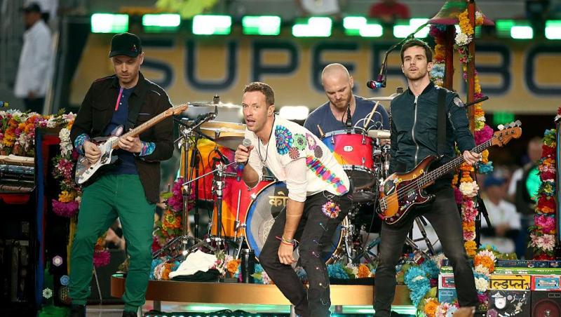 Cum a fost surprins Chris Martin, solistul Coldplay, într-un parc din București. Putea fi confundat lejer cu un simplu turist