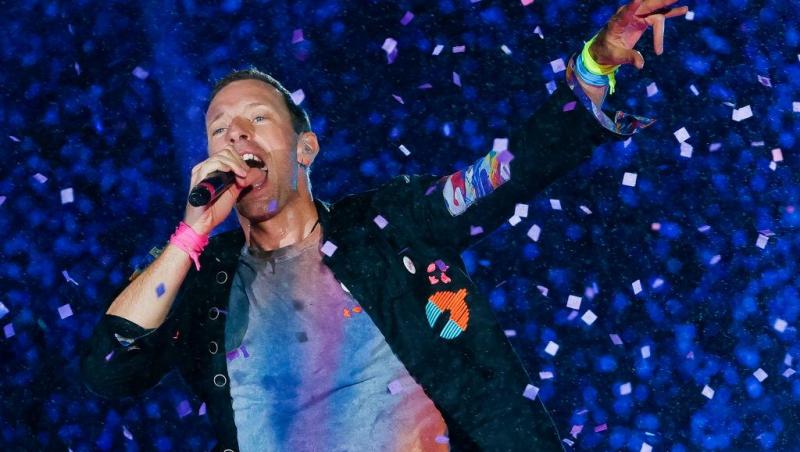 Cum a fost surprins Chris Martin, solistul Coldplay, într-un parc din București. Putea fi confundat lejer cu un simplu turist