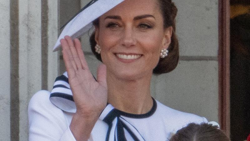 Prințesa Charlotte și-a protejat mama la prima apariție publică a lui Kate Middleton după diagnosticul de cancer.Ce a făcut micuța