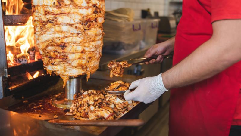 „Hoție pe față” Cât a plătit un turist român pentru un kebap în Marele Bazar din Istanbul. Cum au reacționat internauții