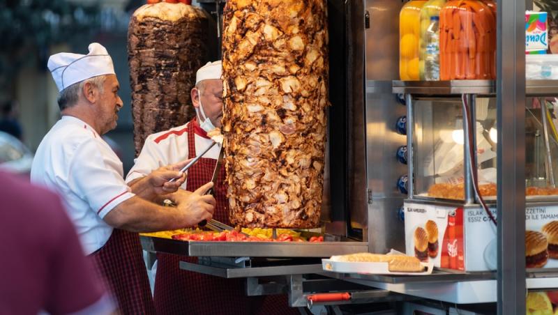 „Hoție pe față” Cât a plătit un turist român pentru un kebap în Marele Bazar din Istanbul. Cum au reacționat internauții