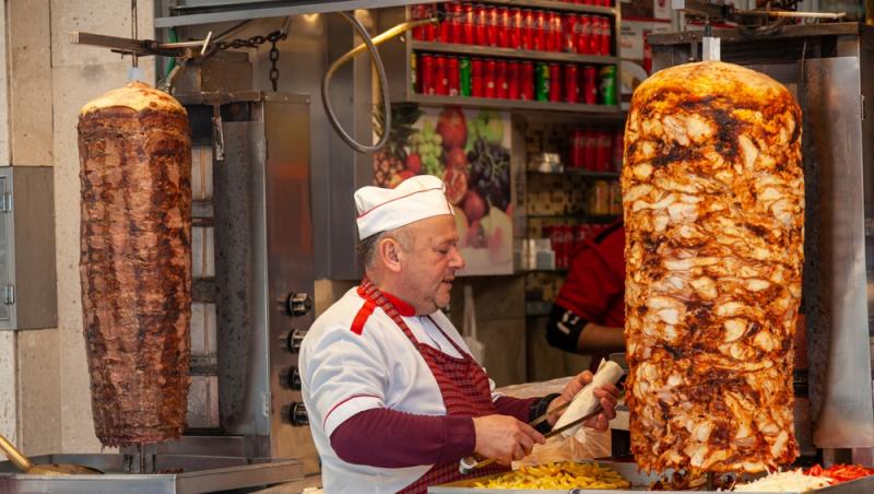 „Hoție pe față” Cât a plătit un turist român pentru un kebap în Marele Bazar din Istanbul. Cum au reacționat internauții