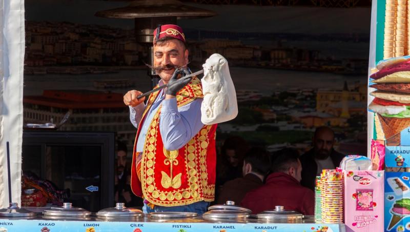 „Hoție pe față” Cât a plătit un turist român pentru un kebap în Marele Bazar din Istanbul. Cum au reacționat internauții