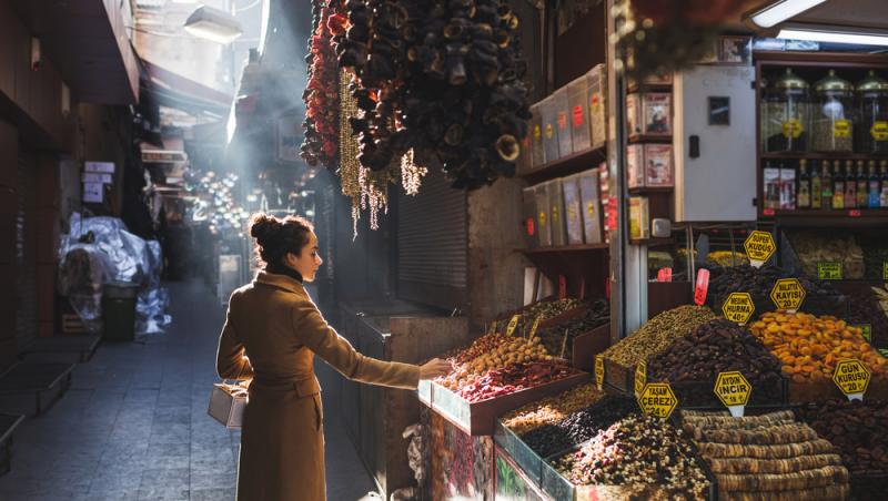 „Hoție pe față” Cât a plătit un turist român pentru un kebap în Marele Bazar din Istanbul. Cum au reacționat internauții