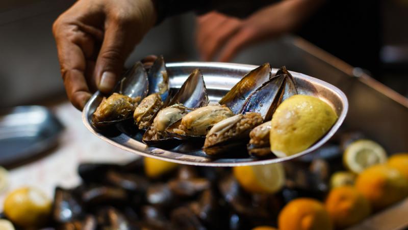 „Hoție pe față” Cât a plătit un turist român pentru un kebap în Marele Bazar din Istanbul. Cum au reacționat internauții