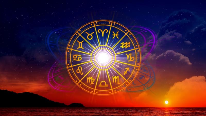 imagine cu cele 12 zodii din horoscop, intr-un cerc, si pe fundal o imagine cu marea