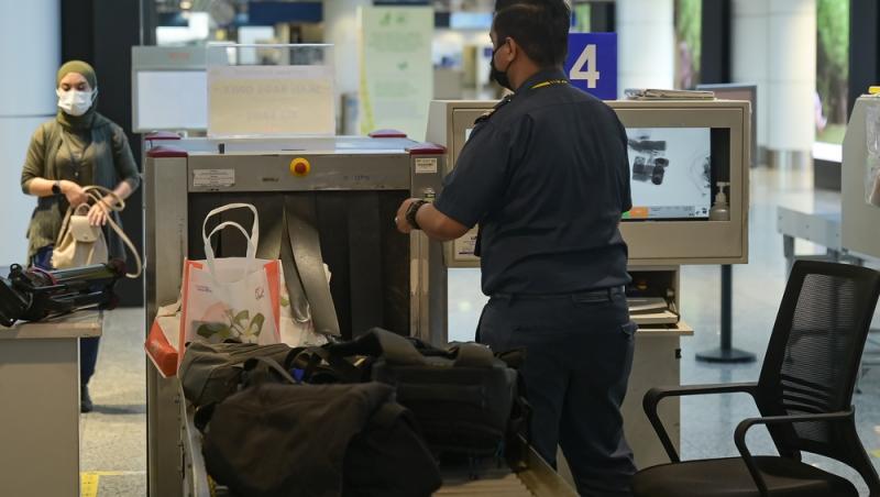 Călătorii s-au speriat când au văzut ce transporta o femeie într-o pungă din plastic. Cazul a cutremurat un aeroport întreg