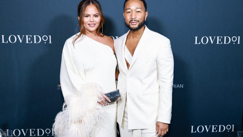 Chrissy Teigen s-a filmat în cadă pentru fanii ei, fără să își dea seama că ei ar putea vedea un detaliu dezgustător. Ce au văzut