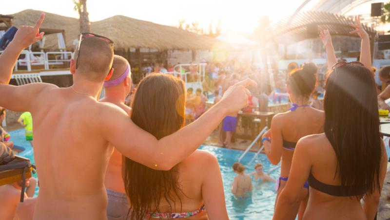 Vacanțele în Ibiza pe placul tinerilor. Cât costă o masă VIP în cluburi. Prețurile le depășesc pe cele din țară