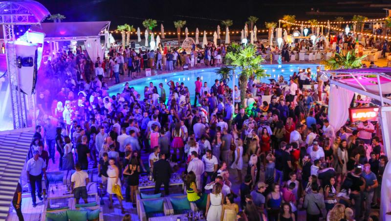 Vacanțele în Ibiza pe placul tinerilor. Cât costă o masă VIP în cluburi. Prețurile le depășesc pe cele din țară