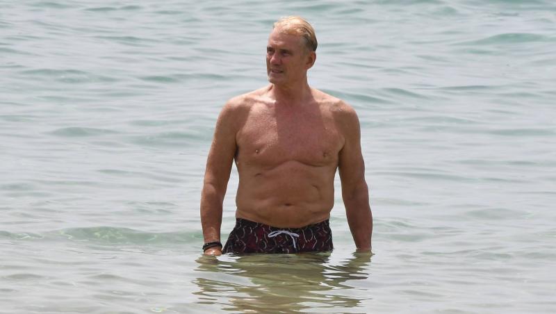 Cum arată acum Dolph Lundgren, actorul din filmele Rocky, la vârsta de 66 ani, la plajă pe lângă soția lui în vârstă de 27 ani