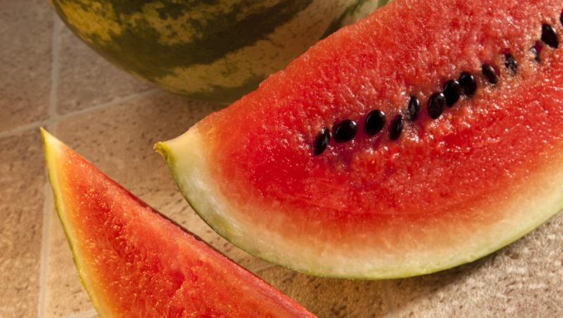 Cum să îți dai seama dacă pepenele este copt sau dulce, fără să îl tai. Metoda cu care nu vei da greș