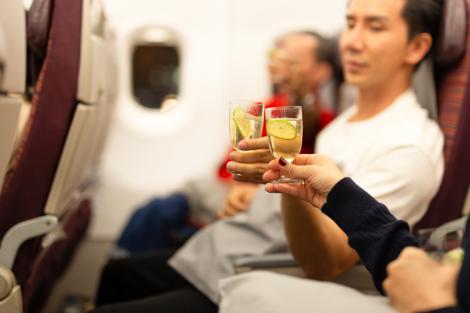 Ce se întâmplă în organism dacă bei alcool înainte sau în timpul călătoriei cu avionul. Riscurile sunt multe