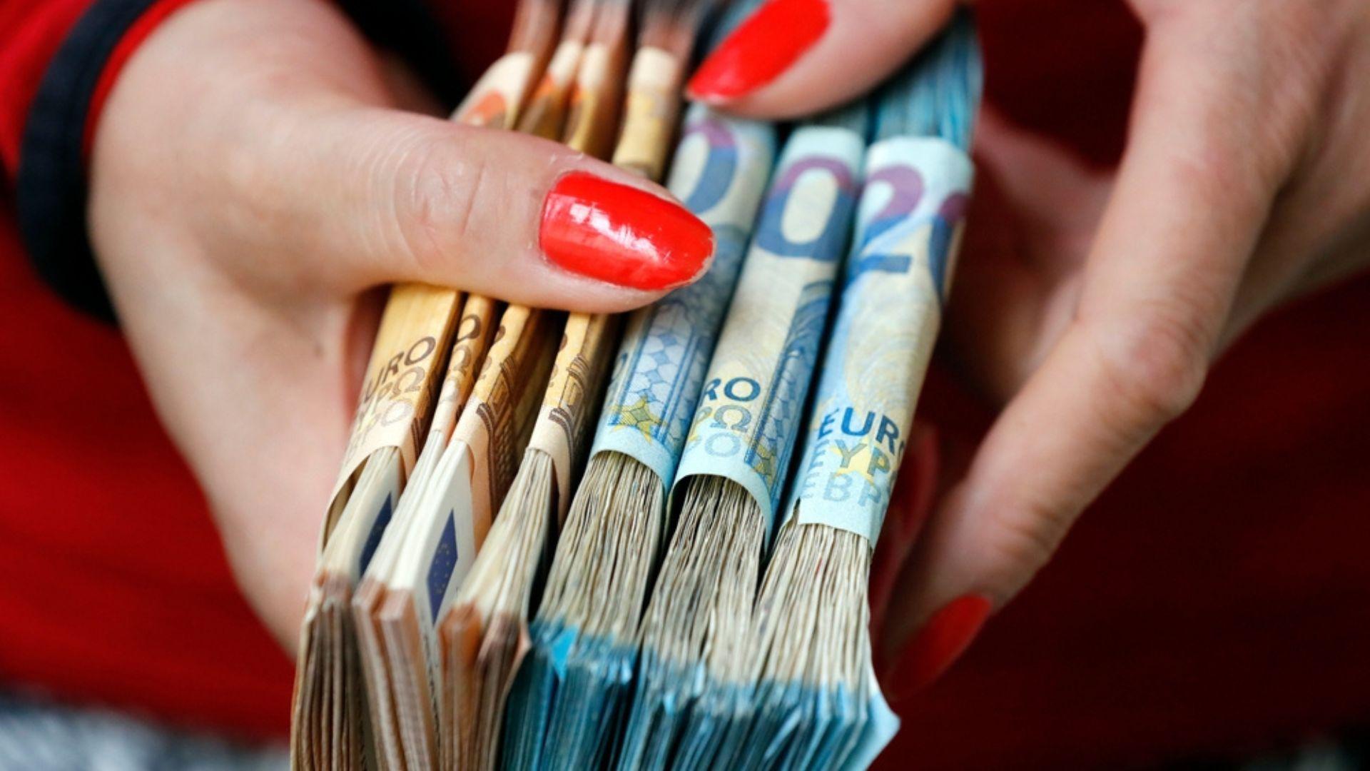 Un bărbat din Argeș a furat 5.700 euro de la concubina sa și apoi i-a înlocuit cu bani falși. Cum și-a dat seama femeia