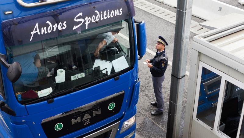 Un șofer de TIR credea că transportă doar deodorante în camion, dar a făcut o descoperire uluitoare la ieșirea din România