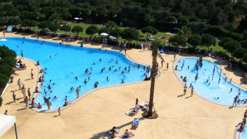 Cât a plătit un bărbat pentru un pahar de bere la o piscină din Cluj. Suma a încins internetul