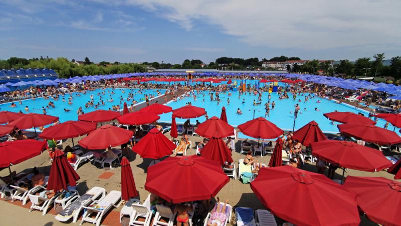 Cât a plătit un bărbat pentru un pahar de bere la o piscină din Cluj. Suma a încins internetul